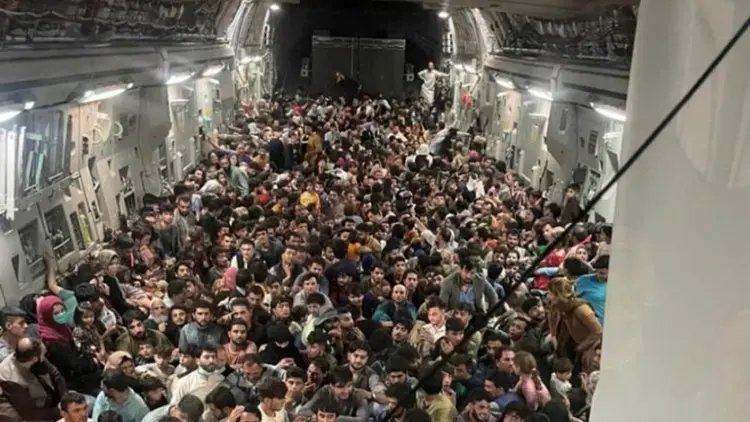 Tinggalkan Kabul, Pesawat AS Angkut Ratusan Warga Afghanistan