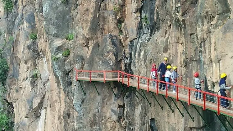 Wisata Ekstrem Menyusuri Tebing di Jembatan Ondo Langit