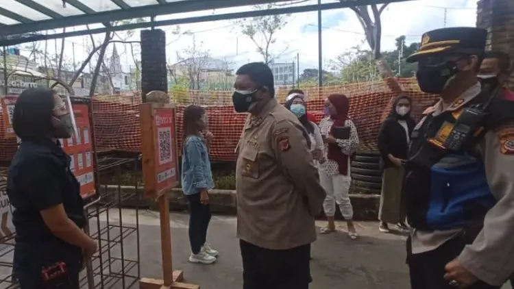 Polrestabes Bandung Sidak Penerapan Prokes Mal di Bandung