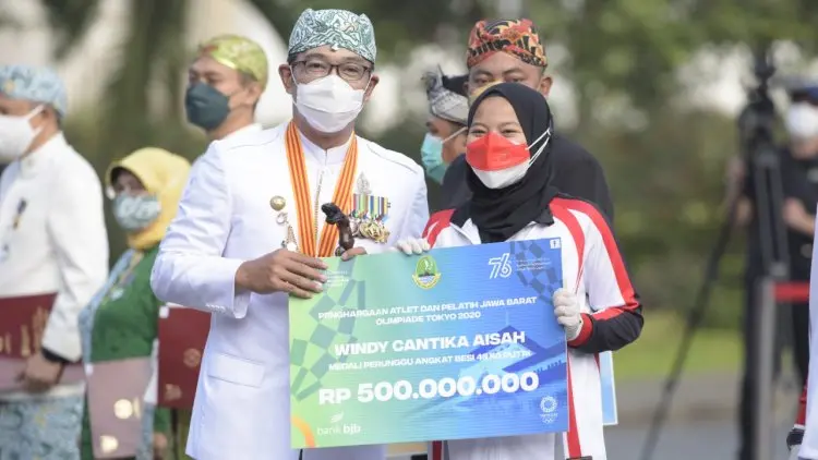 Ridwan Kamil Serahkan Kadeudeuh kepada Atlet Jabar Peraih Medali Olimpiade 2020