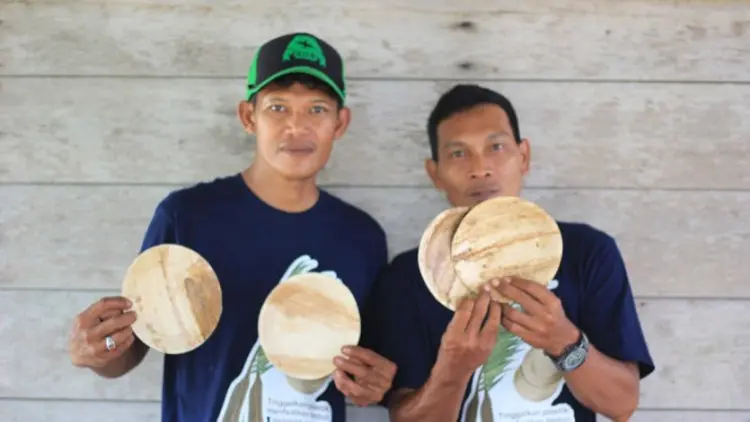 Meraih Berkah Ekonomi dari Produksi Piring Berbahan Pelepah Pinang