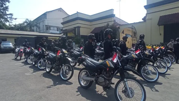 Brimob Kawal Proses Distribusi Bansos Covid-19 di Bandung