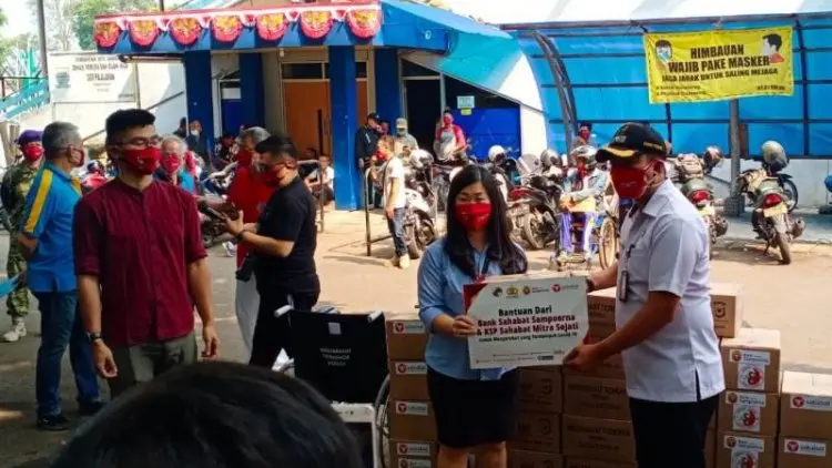 Bank Sampoerna Bagikan 10 Ribu Paket Sembako Warga Terdampak Pandemi