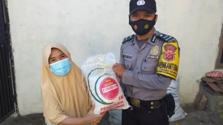 Polresta Cirebon Salurkan 200 Paket Beras Warga Desa Pangkalan dan Cangkring