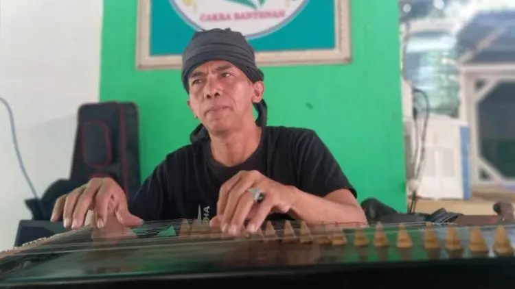 Tuah Kecapi Berbahan Kayu Cempaka Warna untuk Terapi ABK
