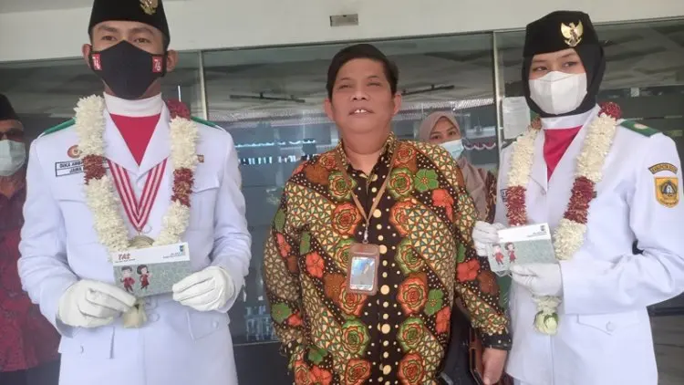 Dika dan Ula Raih Tabungan Anak Sekolah dari BPR Parungpanjang 