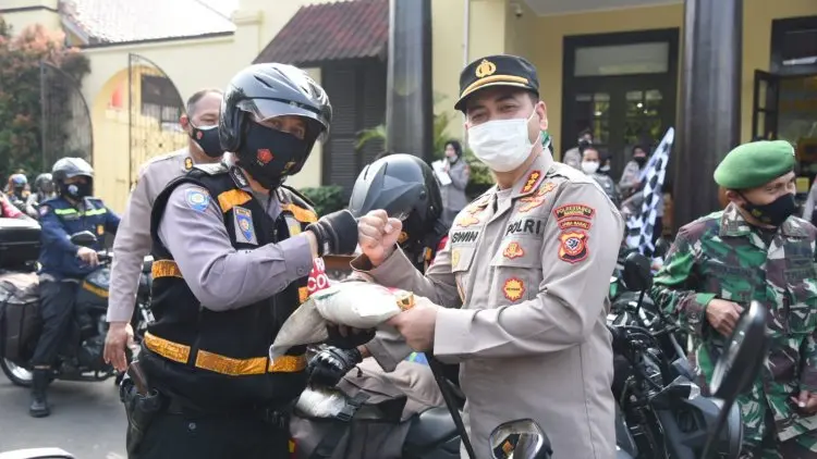 PPKM Diperpanjang, Polrestabes Bagikan 20 Ton Beras