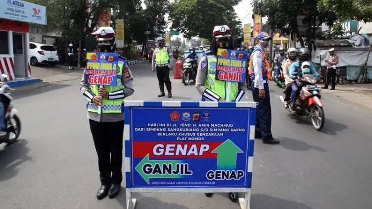 Foto: Uji Coba Pemberlakuan Ganjil Genap di Cimahi