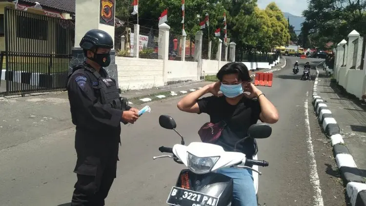 Sat Brimob Polda Jabar Bagikan Masker Sambil Edukasi Soal Prokes