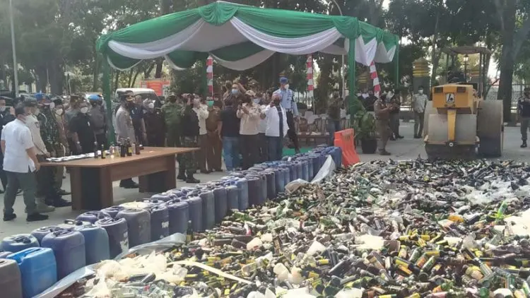 Ribuan Botol Miras Dimusnahkan Satpol PP Kabupaten Bandung