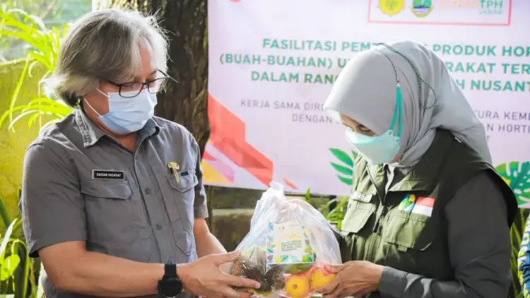 Dinas TPH Jabar Salurkan 400 Paket Buah untuk Pasien COVID-19 Isoman