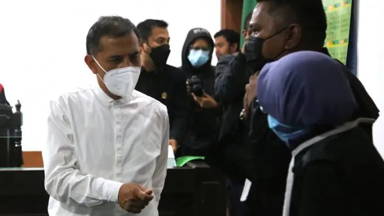 Ajay Kena 2 Tahun, Ruang Sidang Bergemuruh, Ada yang Nangis