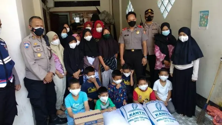 Akpol Angkatan 2000 Bagikan Paket Sembako Bagi Warga Terdampak Pandemi