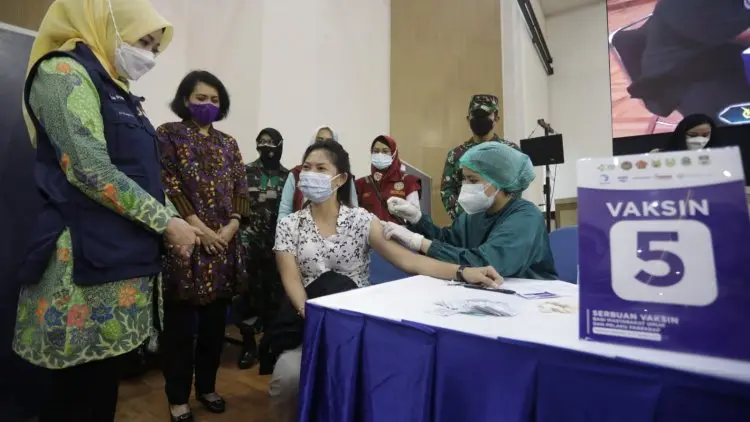 Vaksinasi Massal Sesko AU Diwarnai Bansos buat Pramugolf
