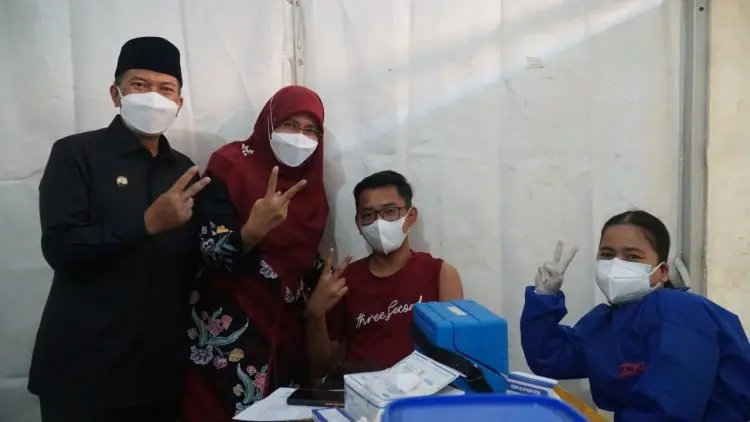 Tinjau Vaksinasi Usia Remaja, Ini Pesan Oded