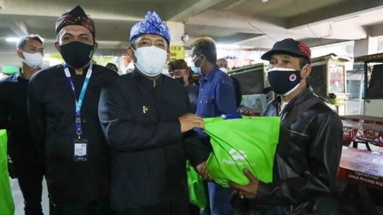 Gandeng Pegadaian, Pemkot Bandung Beri Bantuan Sembako untuk PKL