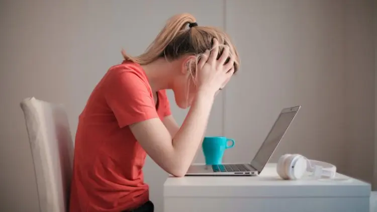 Ternyata, Sering Cek Gejala Gangguan Mental di Internet Bikin Parno