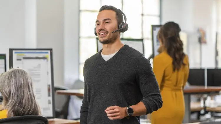 Headset Nirkabel Poly Voyager 4300 UC Bikin Kerja Lebih Produktif
