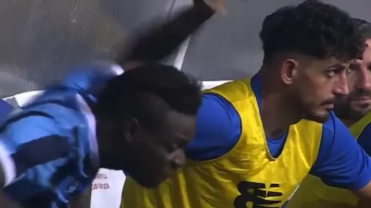 Kesal Diganti, Balotelli Pukul Teman
