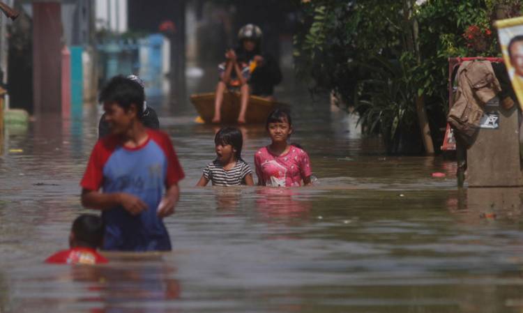 Banjir Surut, Warga Kabupaten Bandung Mulai Bersih-bersih