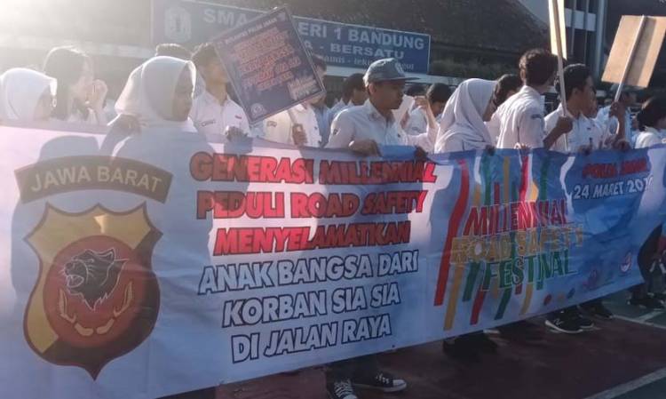 Polisi Sosialisasi MRSF di SMAN 1 Bandung