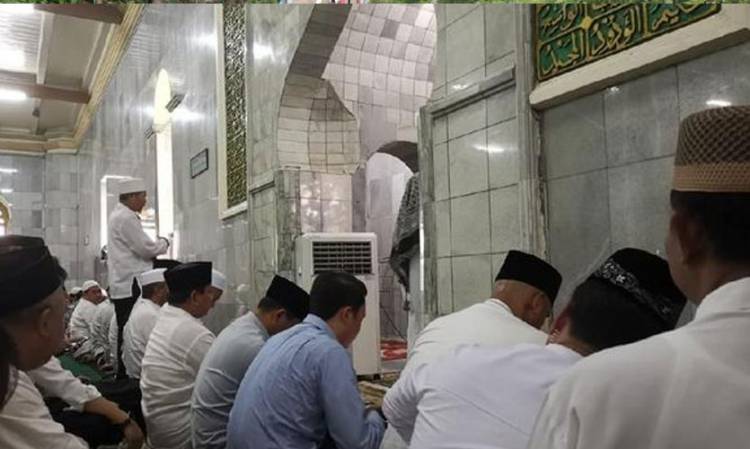 Awalnya Berbaur di Tengah, Pengurus Masjid Minta Prabowo ke Saf Depan