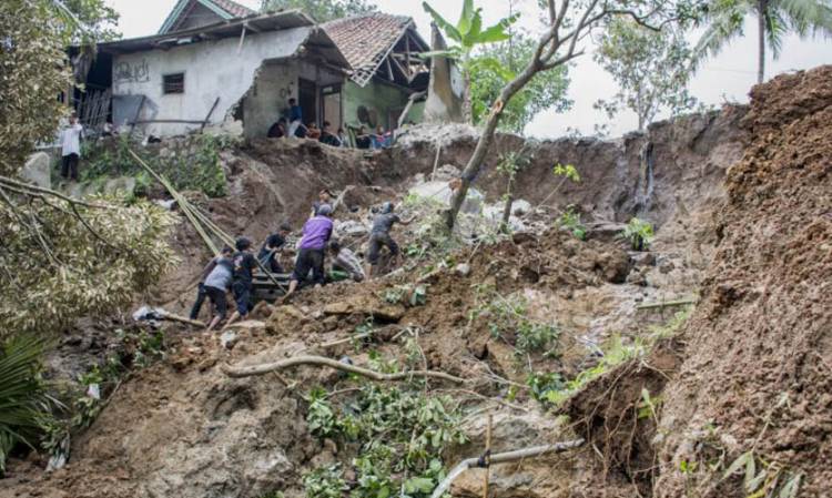 Tanah Longsor dan Banjir Landa Utara Sukabumi