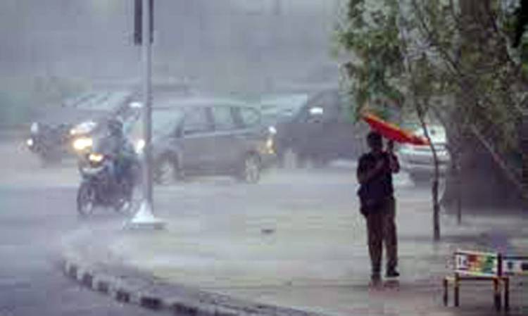 Warga Jakarta Diminta Waspada, Hujan Angin Mengancam