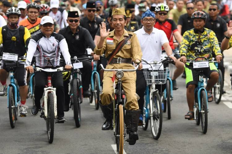 Presiden Dandan ala Pejuang Kemerdekaan Kayuh Sepeda