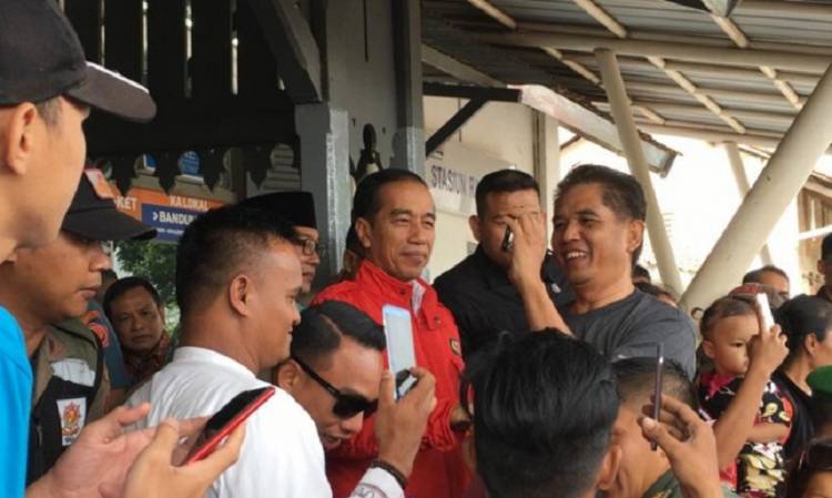 Singgah di Rancaekek, Jokowi Selfie Bareng Warga
