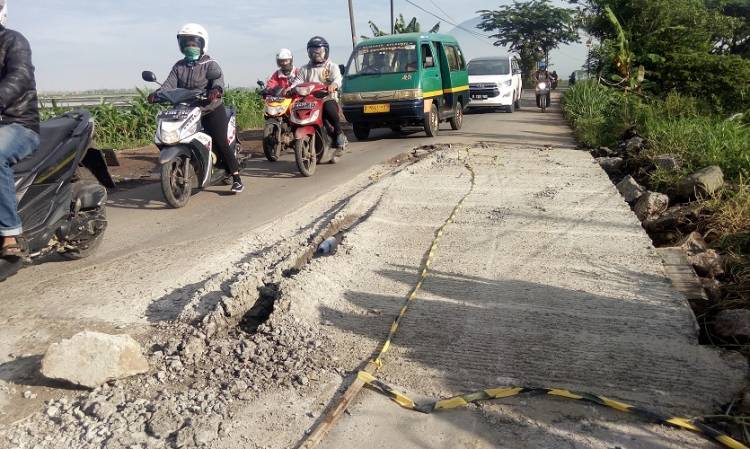 Dinas PUPR Perbaiki Coran Jalan Raya Rancaekek-Majalaya