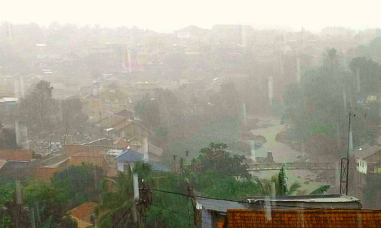 Hujan Meliputi Bogor Pada Awal Tahun Baru   