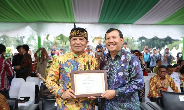 Bupati Bandung Raih Penghargaan Hari Perkebunan
