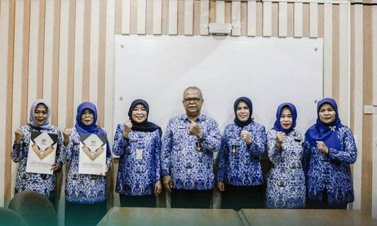 Kadisdik Bandung Serahkan SK Plt ke Lima Kepsek SDN