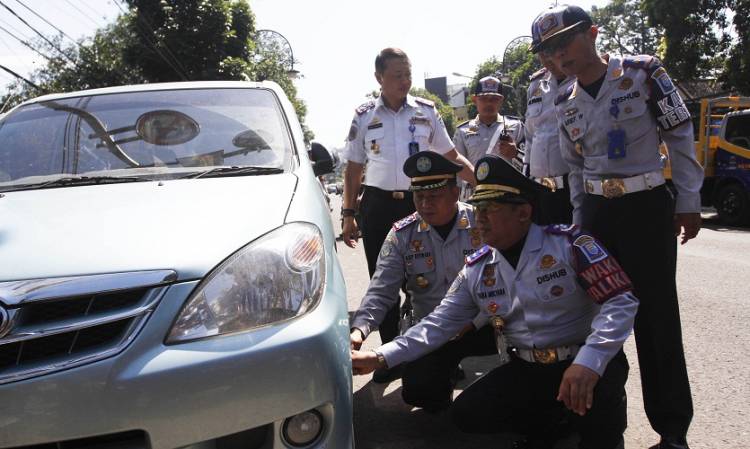 Pemkot Bandung Mulai Jalankan Cabut Pentil Kendaraan Parkir Liar