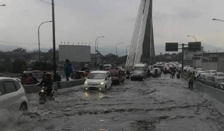 Kota Bandung Dikepung Banjir Cileuncang