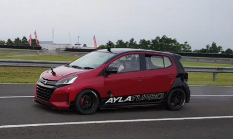 Daihatsu Ayla Turbo Unjuk Gigi di Sirkuit Surabaya