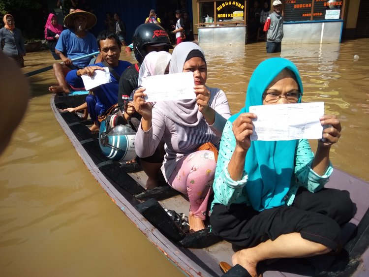 Banjir Menerjang, Warga Bojong Asih Antusias 'Nyoblos' 