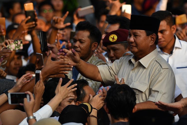 Klaim Menang 62 Persen, Prabowo Sujud Syukur