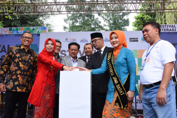 Ridwan Kamil Teken Deklarasi Literasi Untuk Jabar Juara Lahir Batin