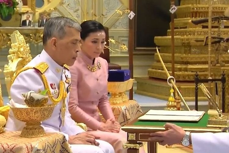 Raja Thailand Nikahi Pengawal Pribadinya