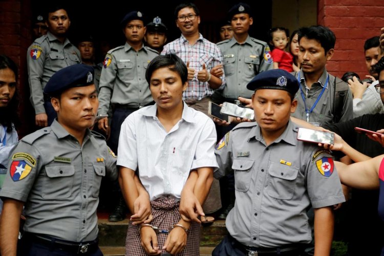 Myanmar Bebaskan Dua Wartawan Reuters