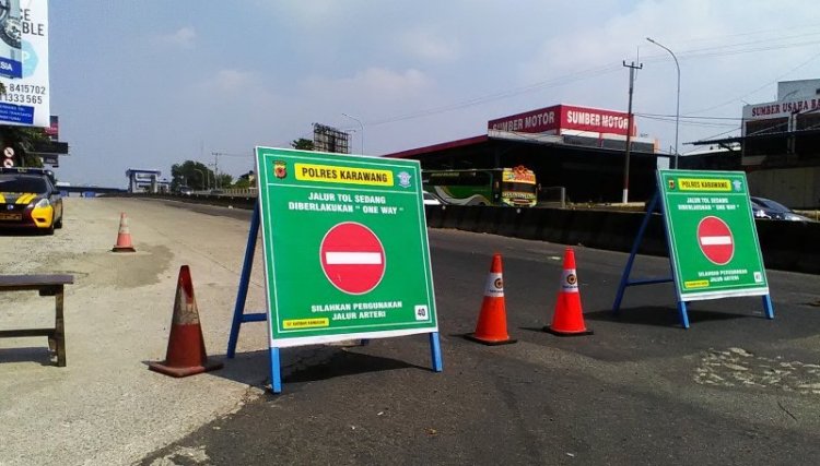 Pengendara Bingung Gerbang Tol Jakarta-Cikampek Ditutup