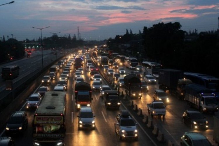 Jalan Tol Jakarta-Cikampek Padat Lalu Lintas