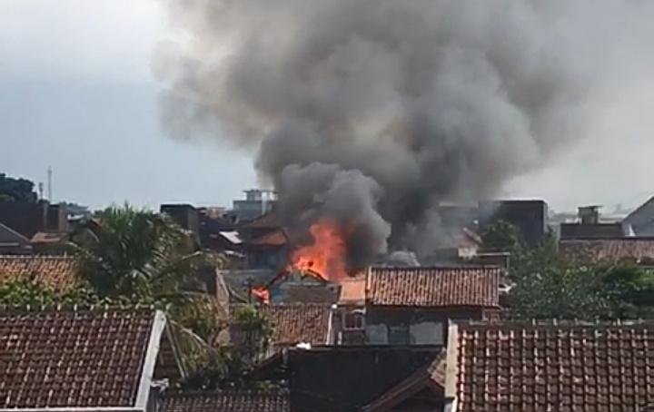 Api Hanguskan Rumah Pemukiman Padat Penduduk di Garut