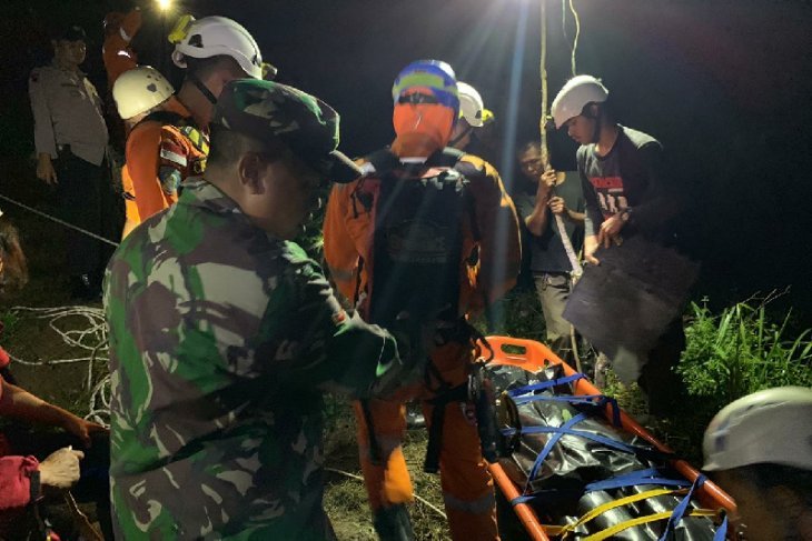 Basarnas Evakuasi Korban Tewas Karena Jatuh Ke Jurang di Tasikmalaya