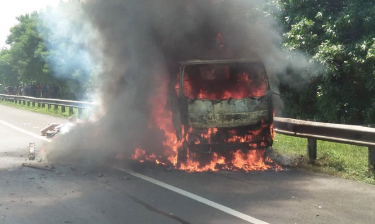 Mobil Ekspedisi Terbakar di Tol Cipularang, Begini Penampakannya