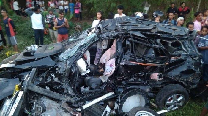 Mobil DIhantam KA di Indramayu, Delapan Tewas