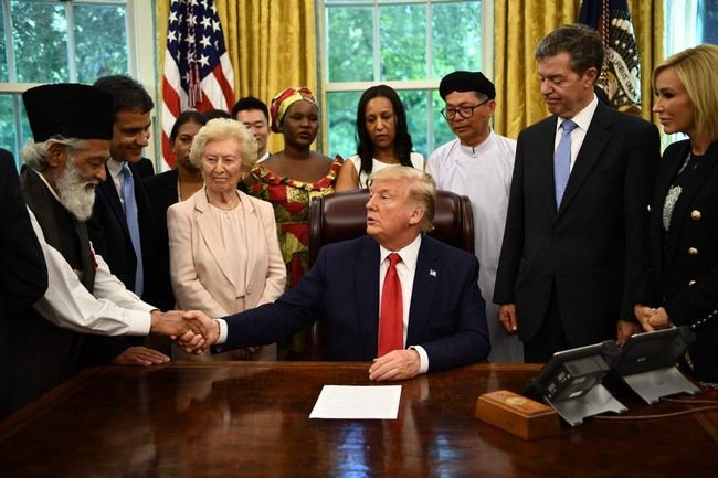 Trump Bertemu Tokoh Muslim Uighur dan Rohingya