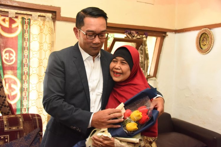 Ridwan Kamil Beri Hadiah Umroh Guru Semasa SD